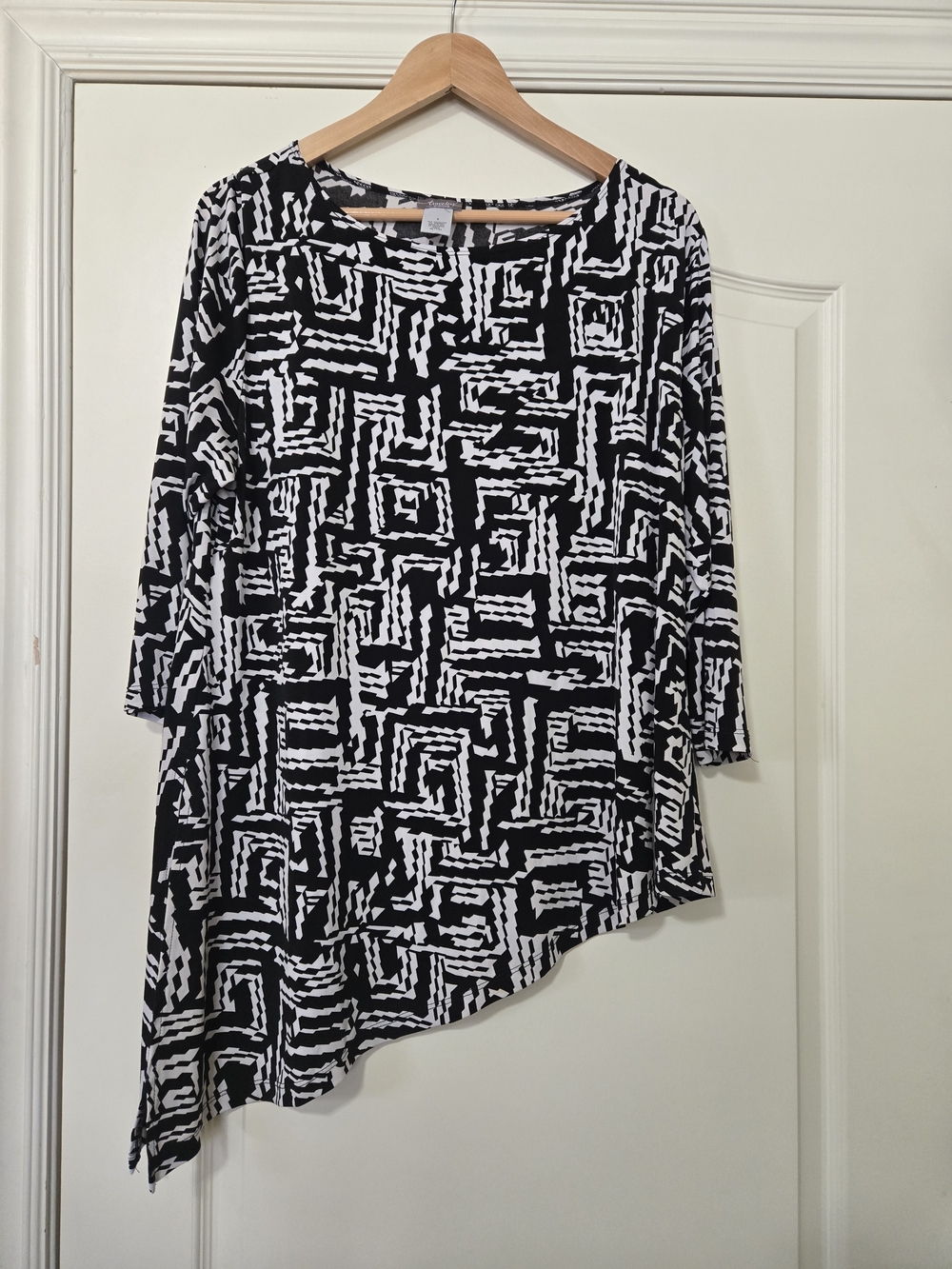 Chico's Traveler's Black & White Geometric Asymmetric Hem Tunic Flowy Drapey